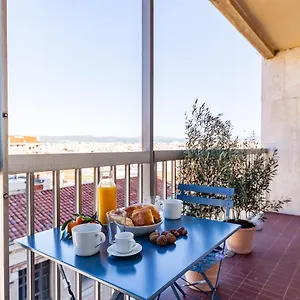 https://bel-appartement-avec-vue-imprenable-sur-les-toits-de.fr-provencehotel.com