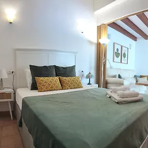 https://centro-sierpes-3-wifi-parking.es-andalucia.com